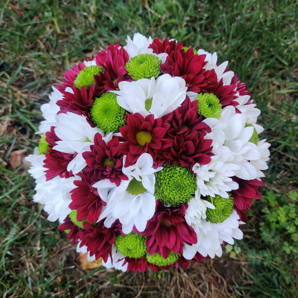 Bridal bouquet with white daisies, pomegranate and santini