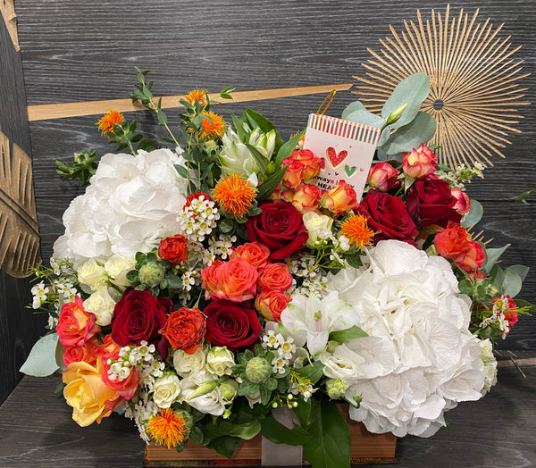 Aranjament floral colorat - hortensie si trandafiri