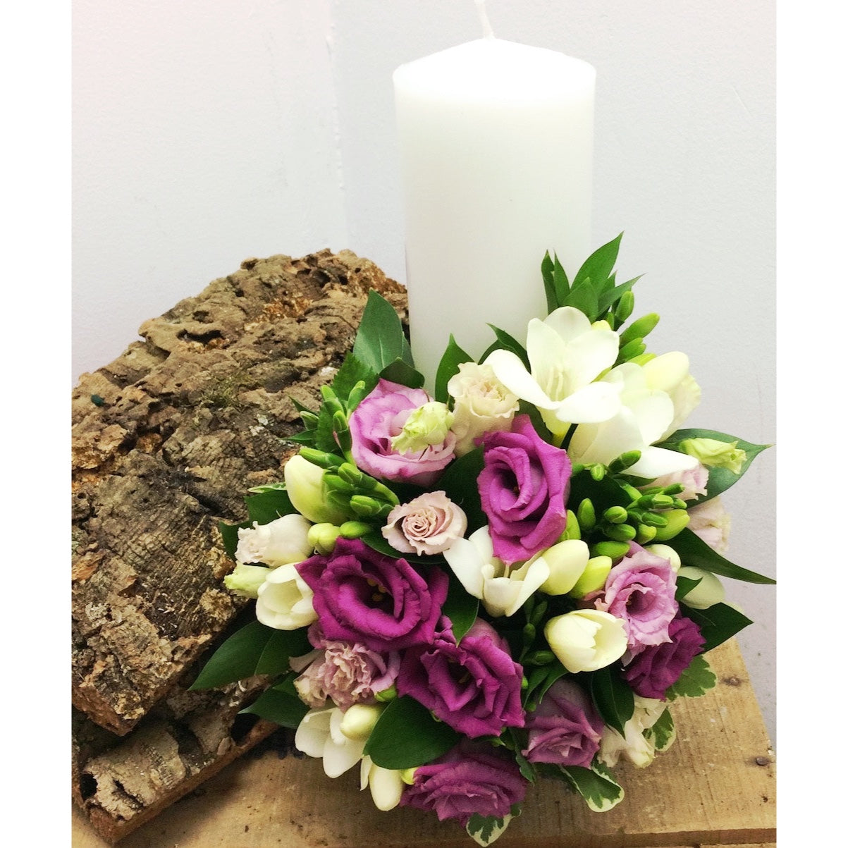 Lumanare botez scurta fetite lisianthus roz si frezii albe