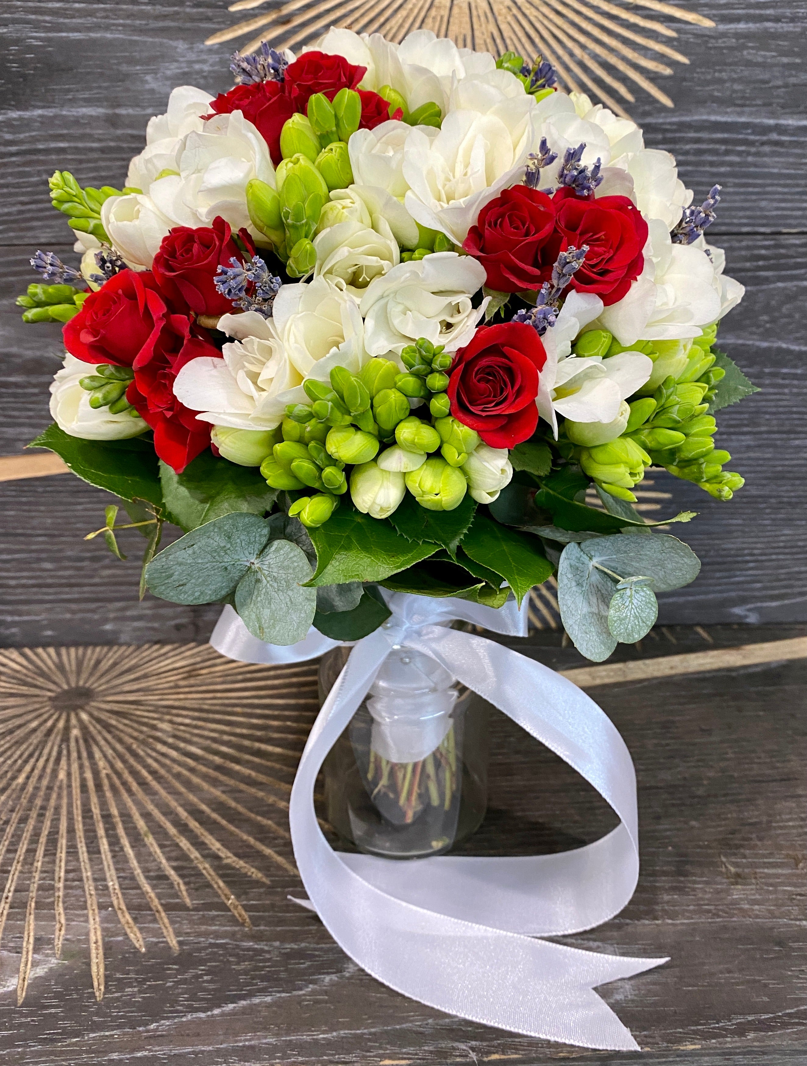 Buchet de cununie minirose rosii si frezii