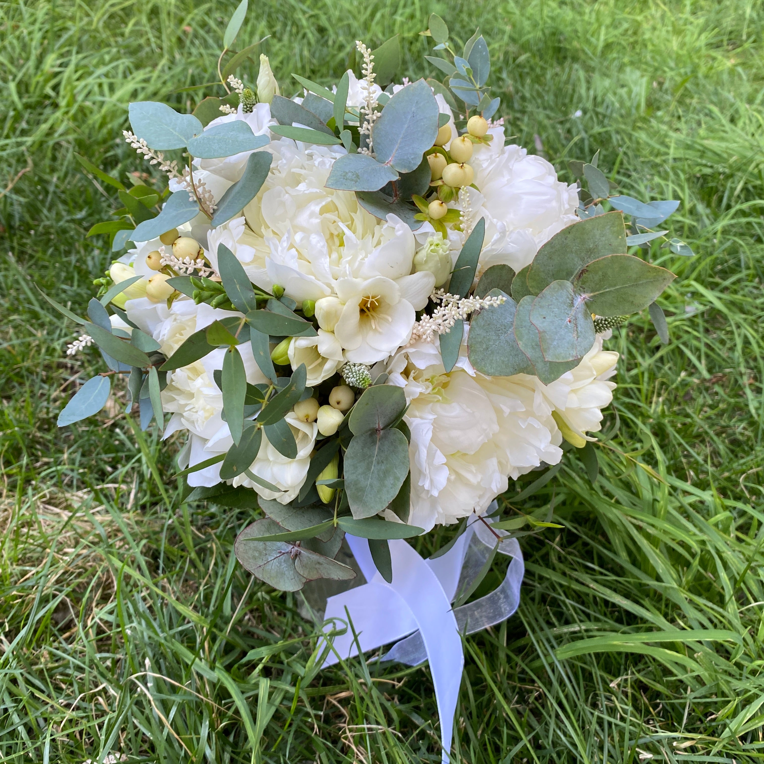 Buchet mireasa bujori albi si astilbe