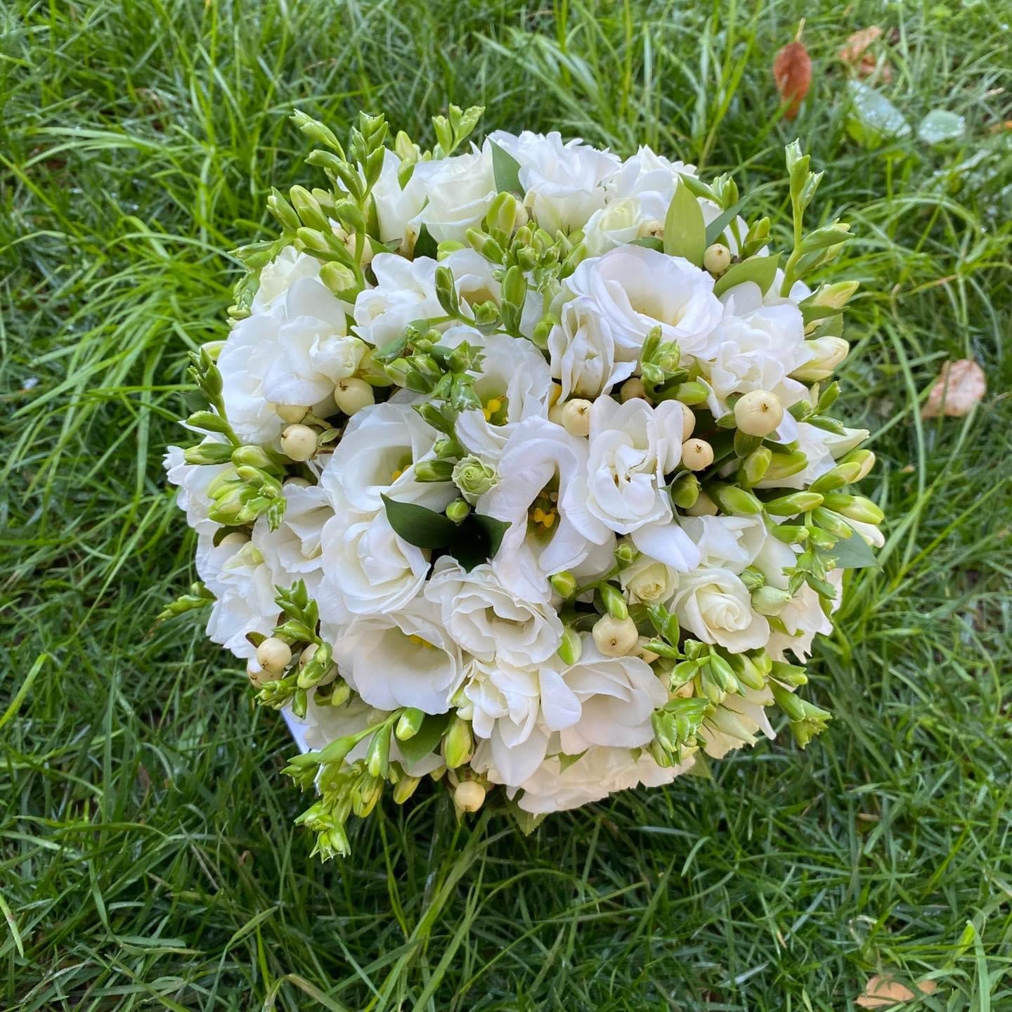 Buchet cununie frezii si hypericum