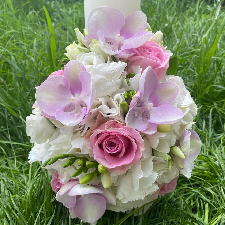 Short christening candle with hydrangea and pink roses