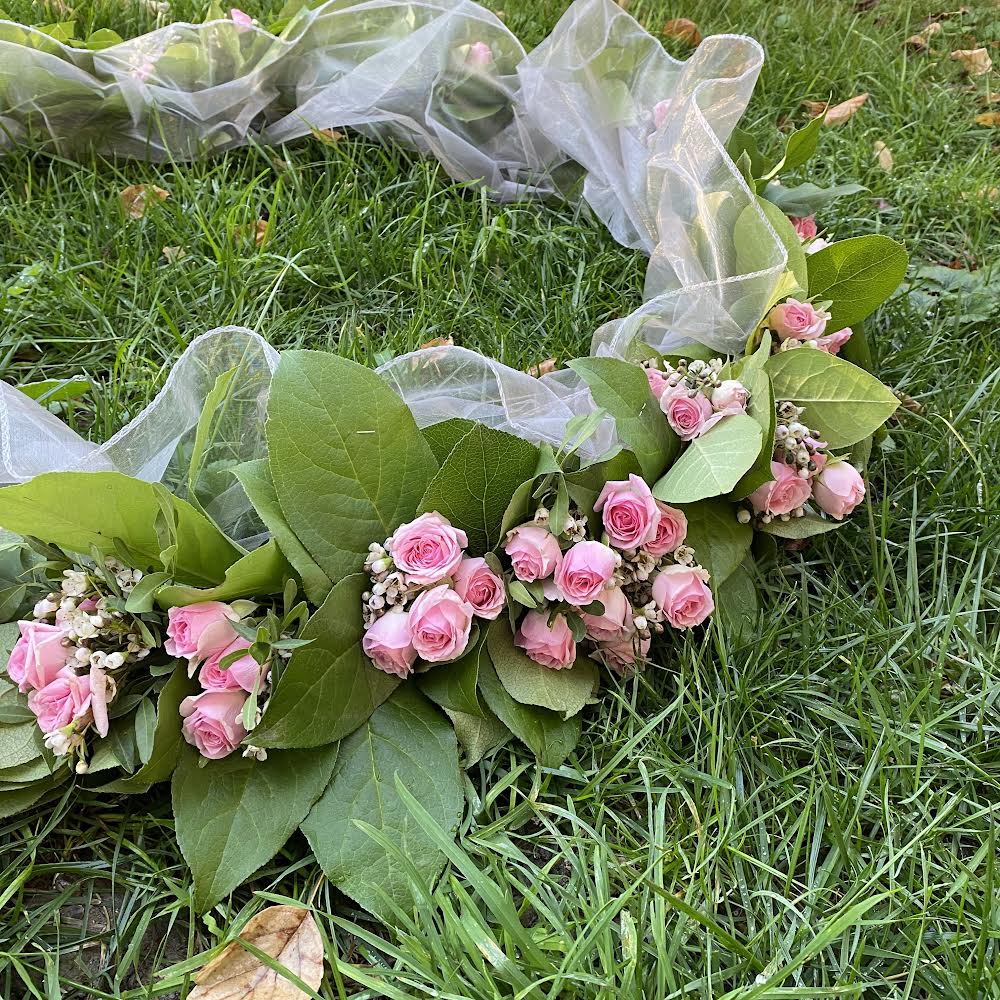 Aranjament de cristelnita cu minirose si floarea miresei