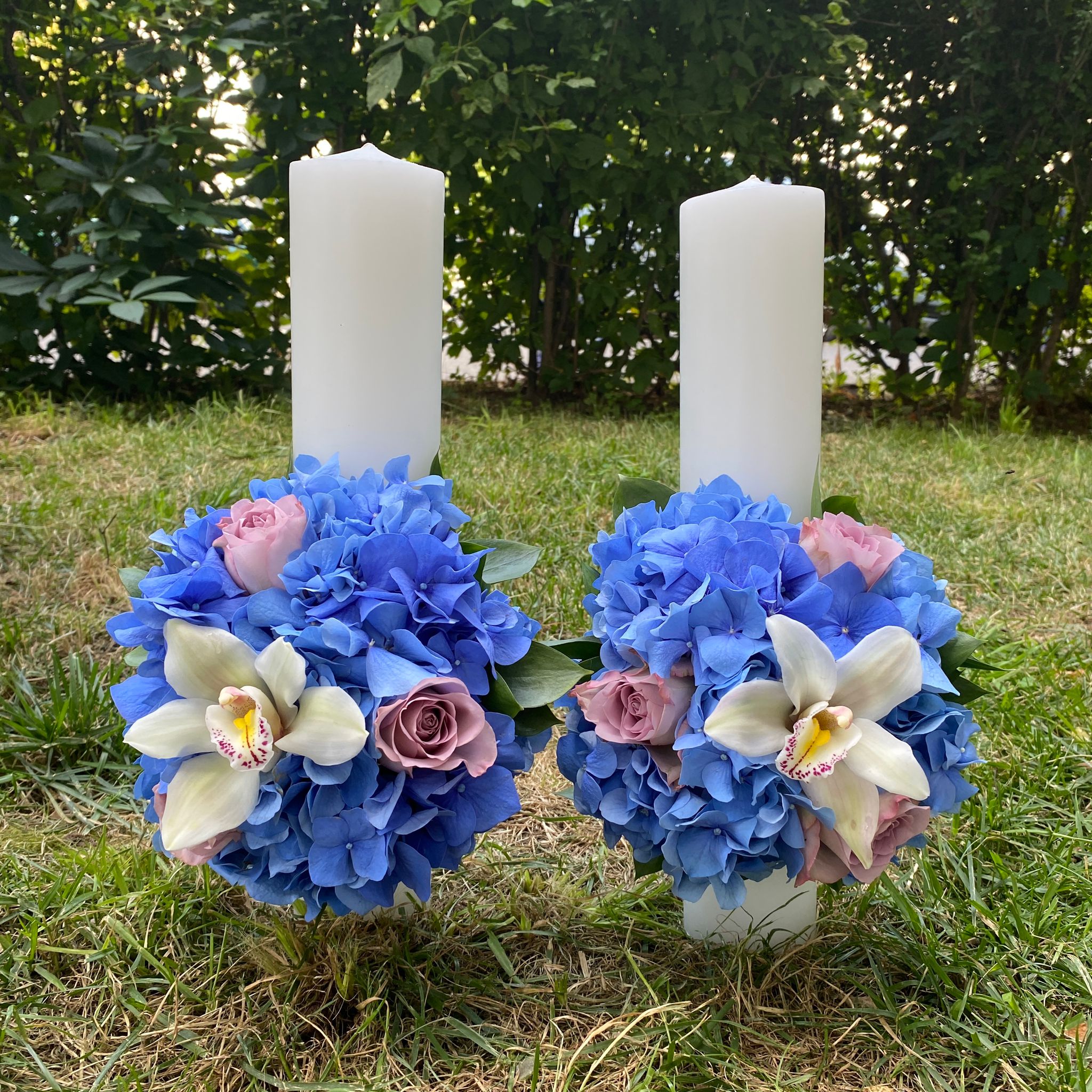 Short hydrangea and yellow freesia wedding candles