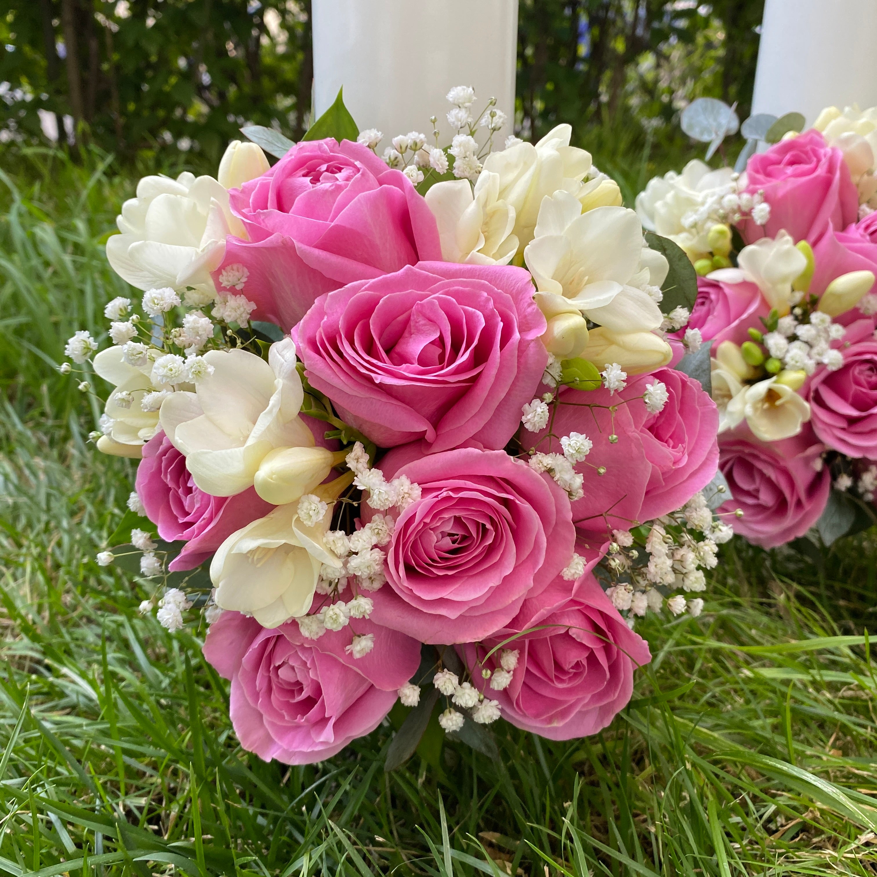 Lumanari scurte de cununie trandafiri roz si frezii