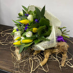 Buchet parfumat cu lalele si frezii