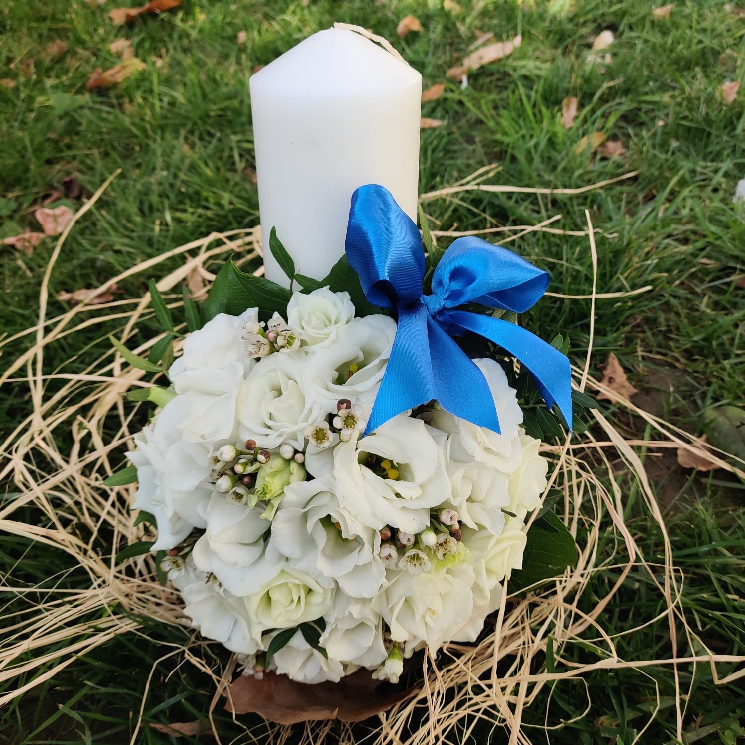 Lumanare botez scurta lisianthus alb