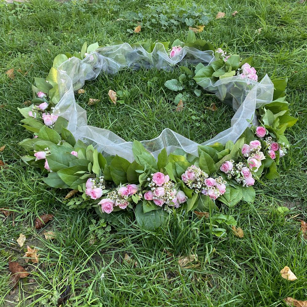 Aranjament de cristelnita cu minirose si floarea miresei