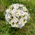 Buchet mireasa lisianthus alb si floarea miresei