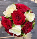 Buchet cununie trandafiri rosii si albi