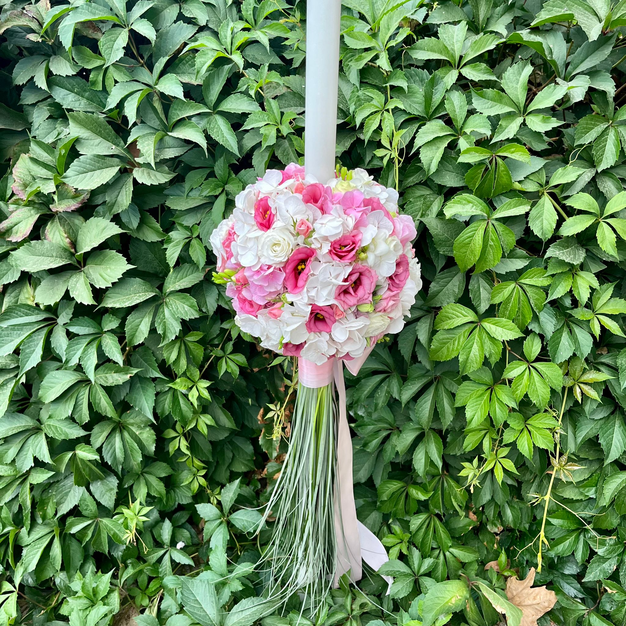 Lumanari de cununie cu hortensie, frezii, lisianthus si minirose