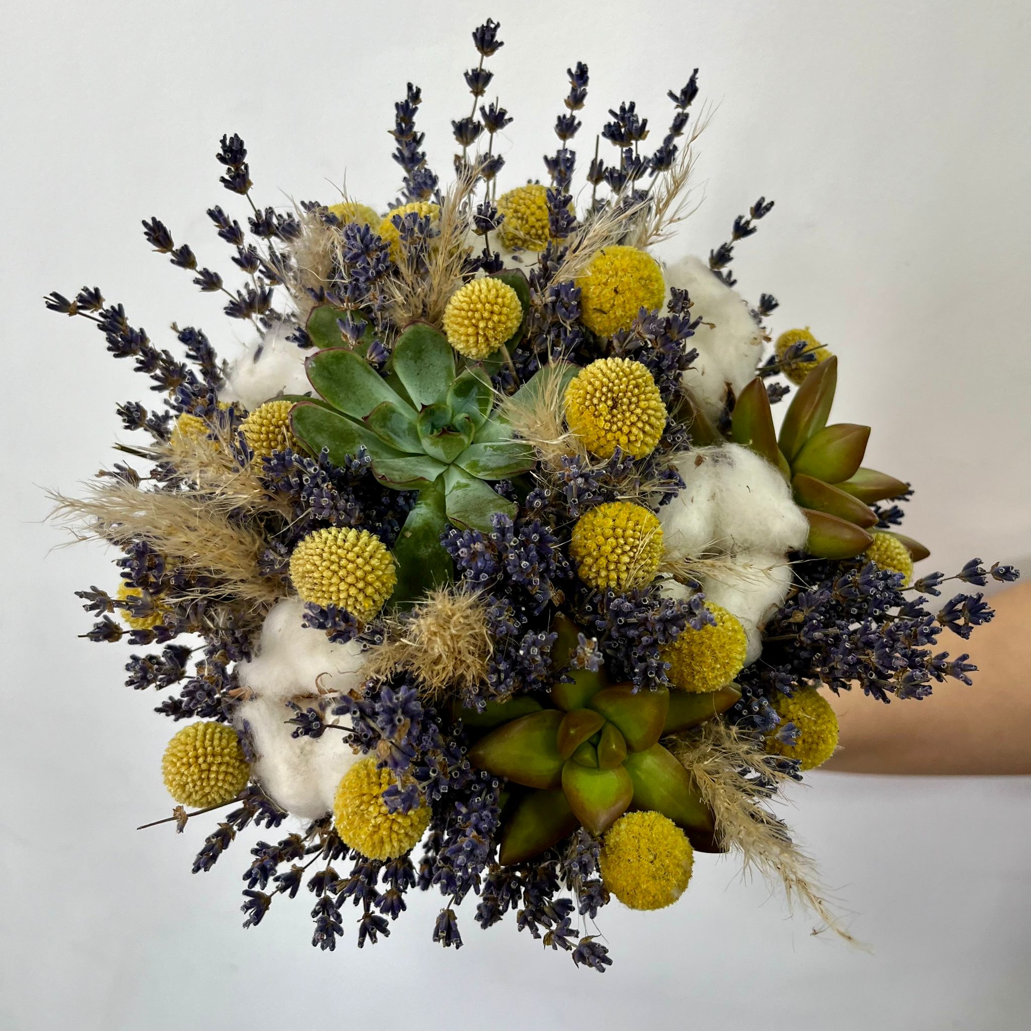 Buchet de cununie cu plante suculente, lavanda, bumbac, pampas si craspedia