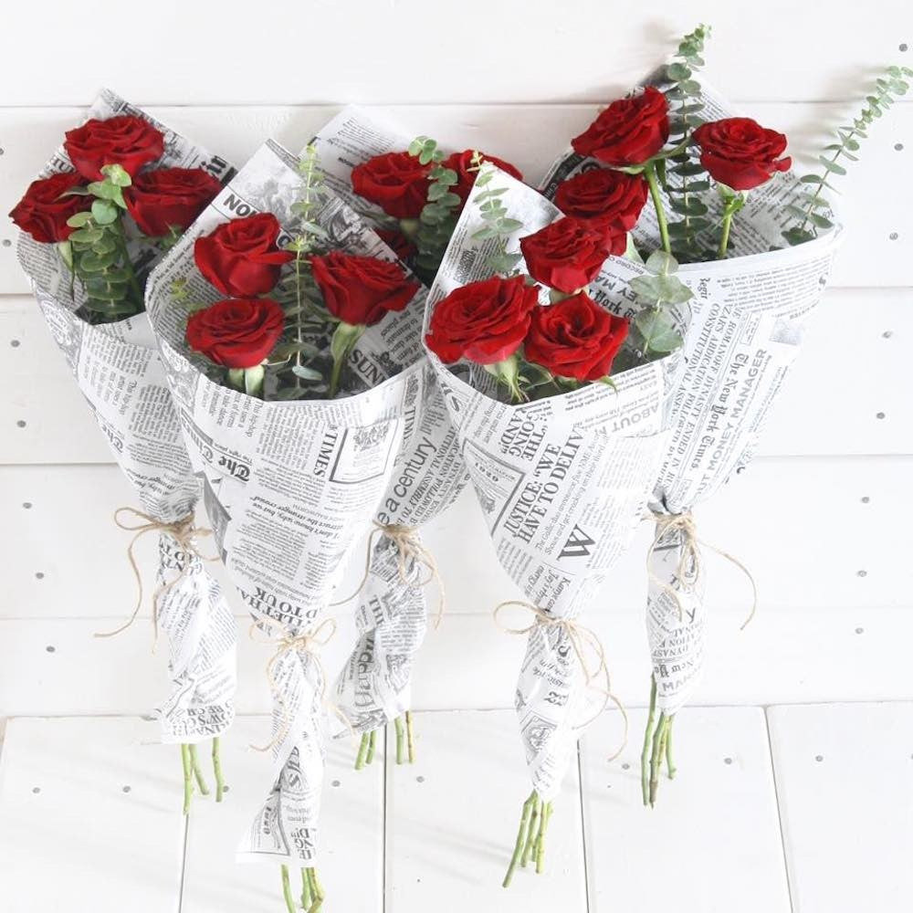 Buchet din 3 trandafiri rosii si eucalipt, pret special online