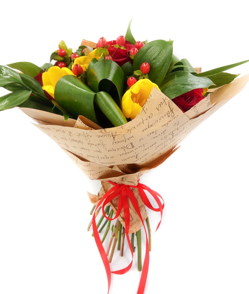 Buchet din lalele, trandafiri si hypericum