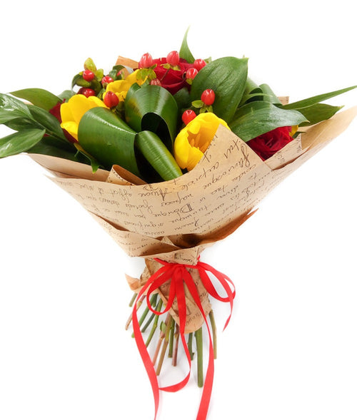 Buchet din lalele, trandafiri si hypericum