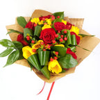 Buchet din lalele, trandafiri si hypericum