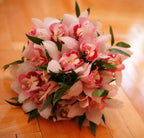 Buchet de mireasa din orhidee imperiala roz si ruscus