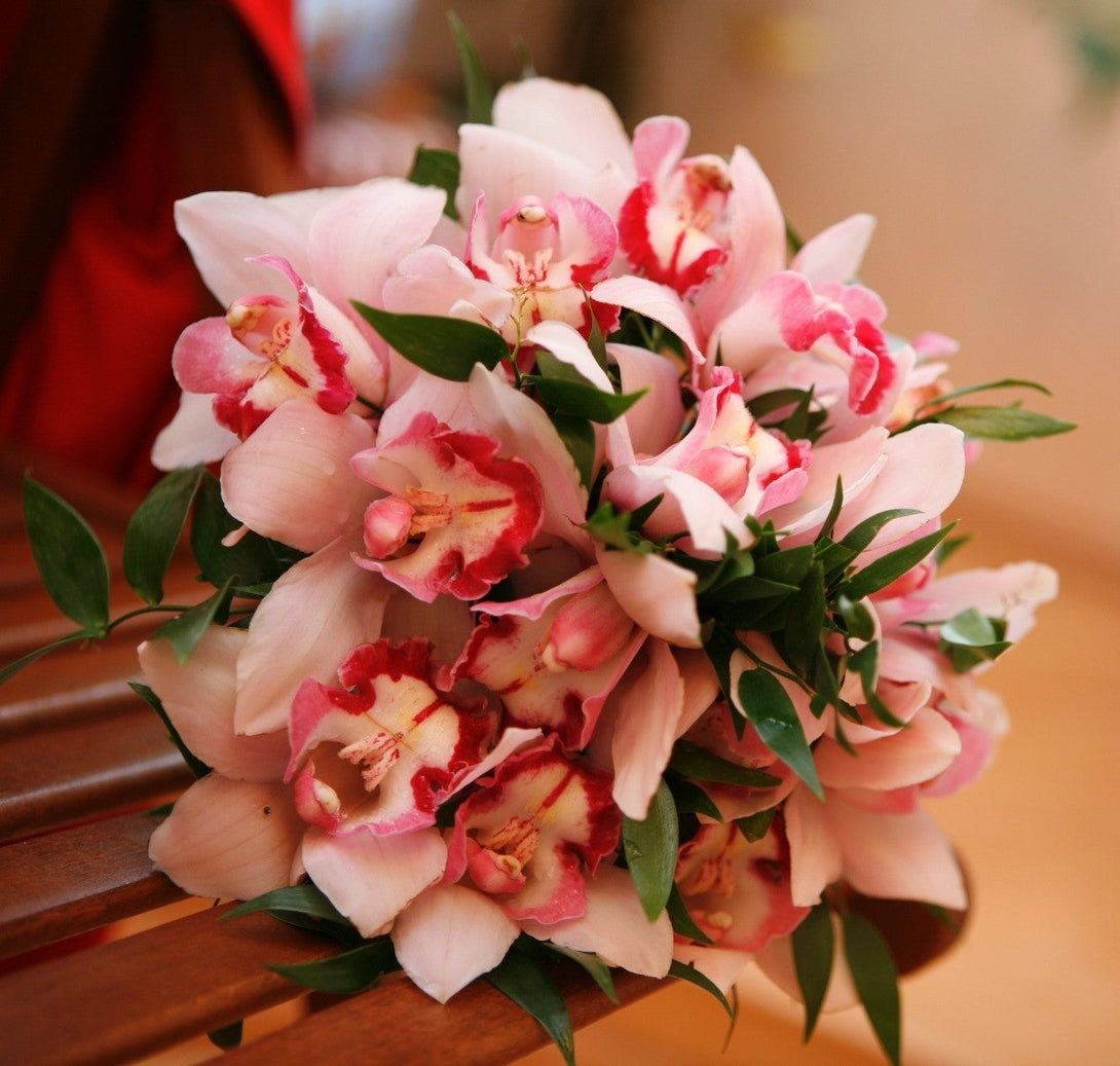 Buchet de mireasa din orhidee imperiala roz si ruscus