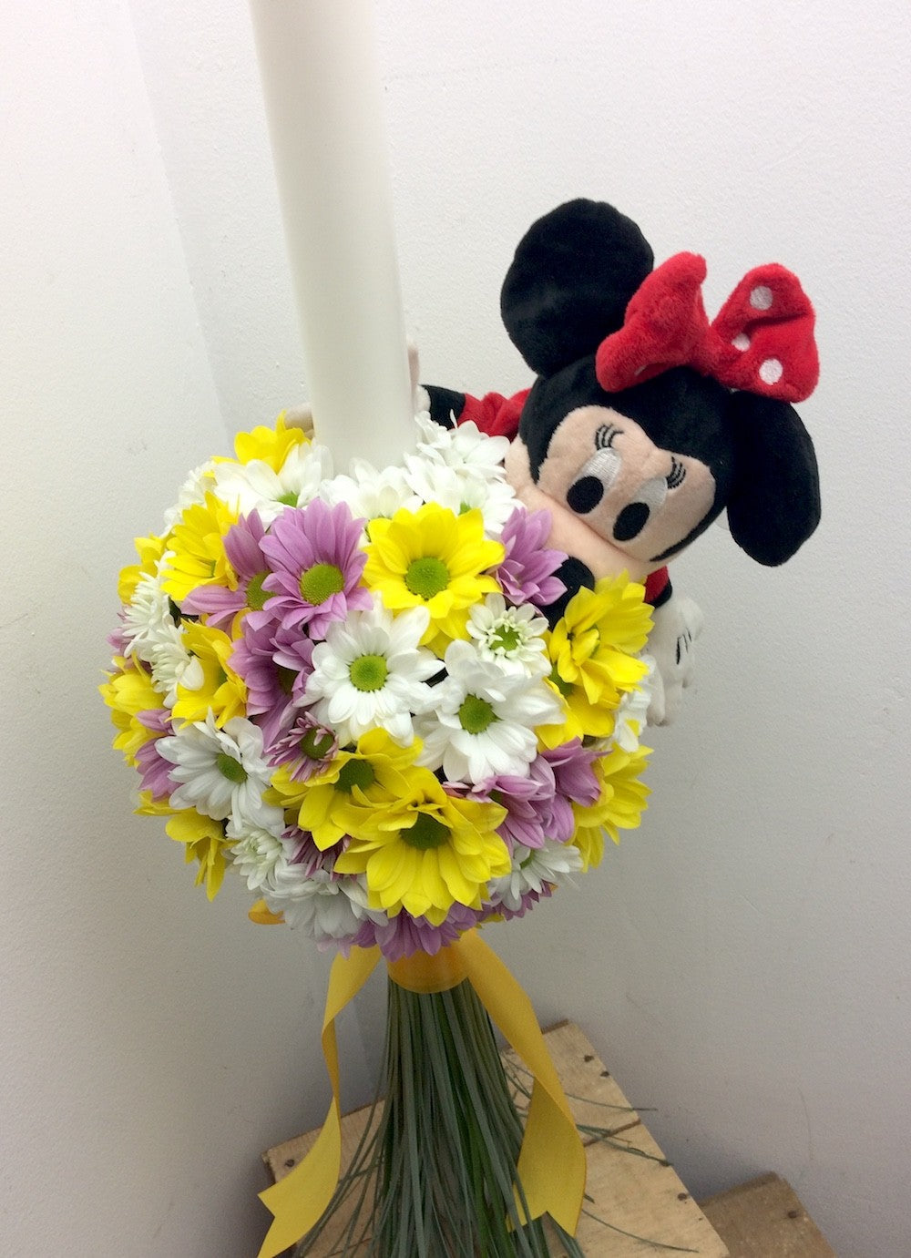 Lumanare botez margarete colorate si jucaria Minnie