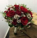 Buchet cununie rosu minirose, trandafiri si wax flowers