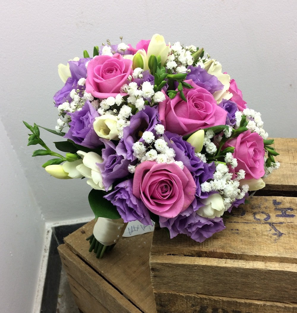 Buchet cununie pastel trandafiri crem si lisianthus lila