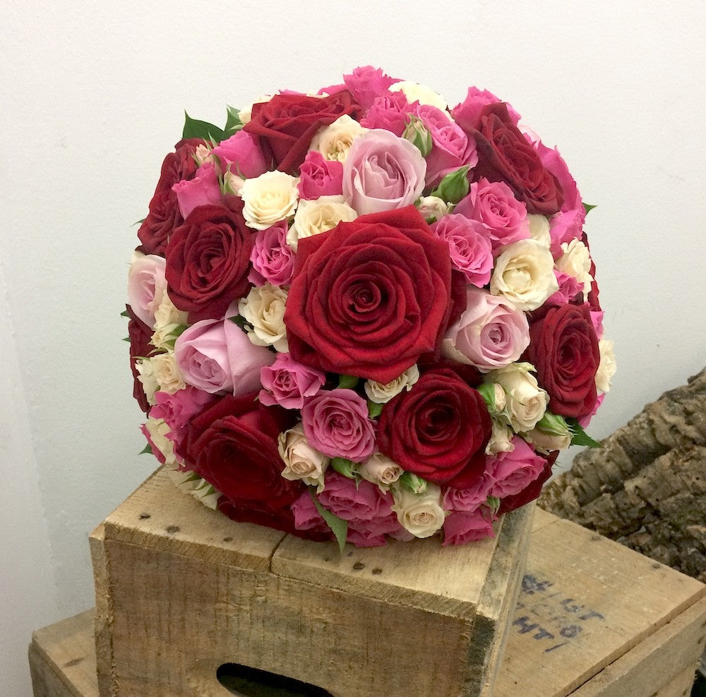 Buchet cununie trandafiri rosii si minirose