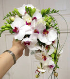 Buchet mireasa curgator frezii si orhidee