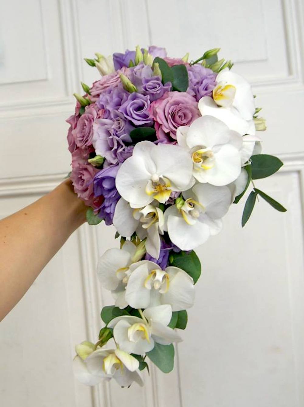 Buchet mireasa curgator lisianthus si trandafiri