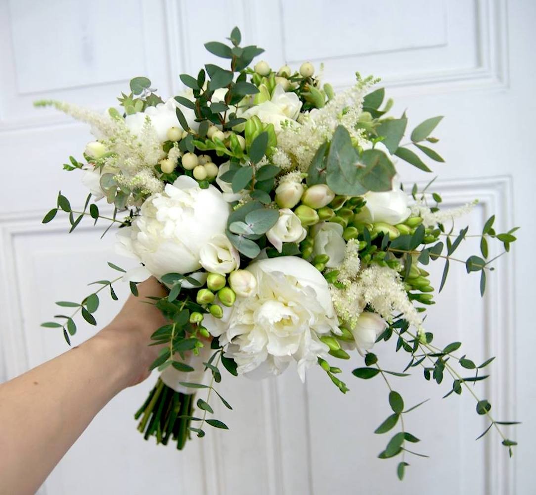 Buchet mireasa bujori albi si astilbe