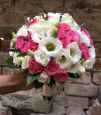 Buchet cununie minirose roz si lisianthus alb