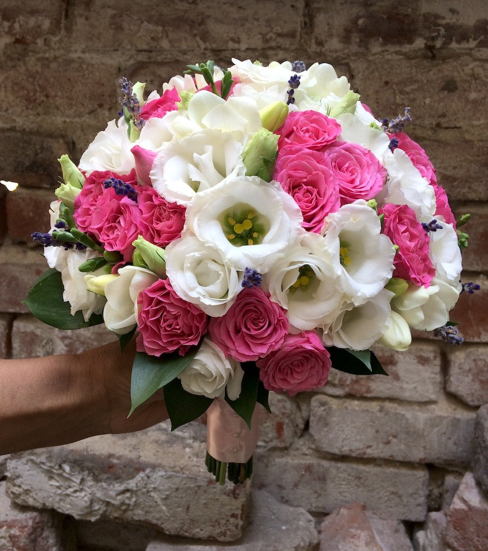 Buchet cununie minirose roz si lisianthus alb