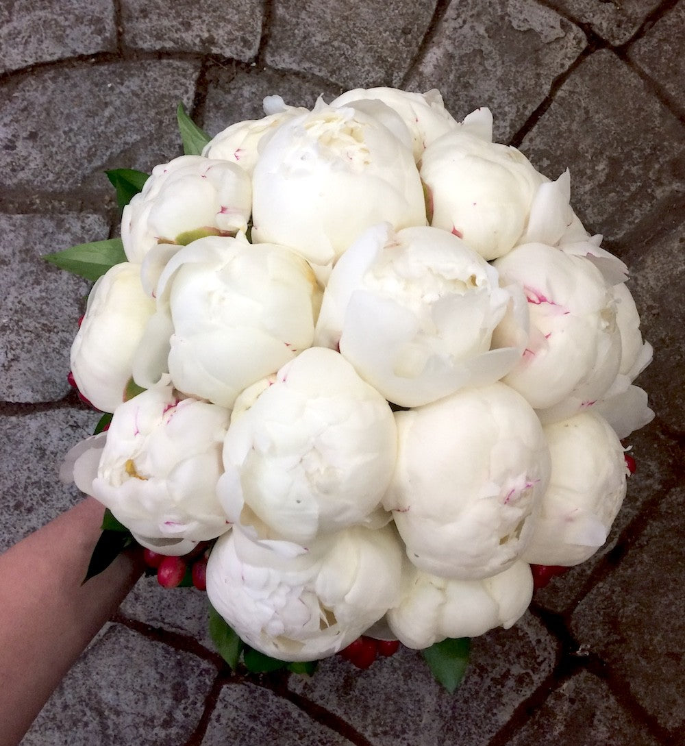 Buchet mireasa bujori si hypericum, modele speciale - livrare Bucuresti!