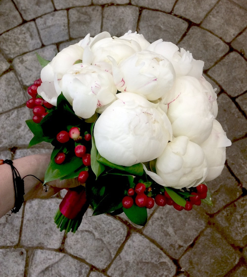 Buchet mireasa bujori si hypericum, modele speciale - livrare Bucuresti!