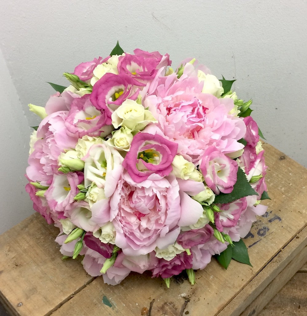 Buchet mireasa bujori si lisianthus, livrare Bucuresti, pret atractiv