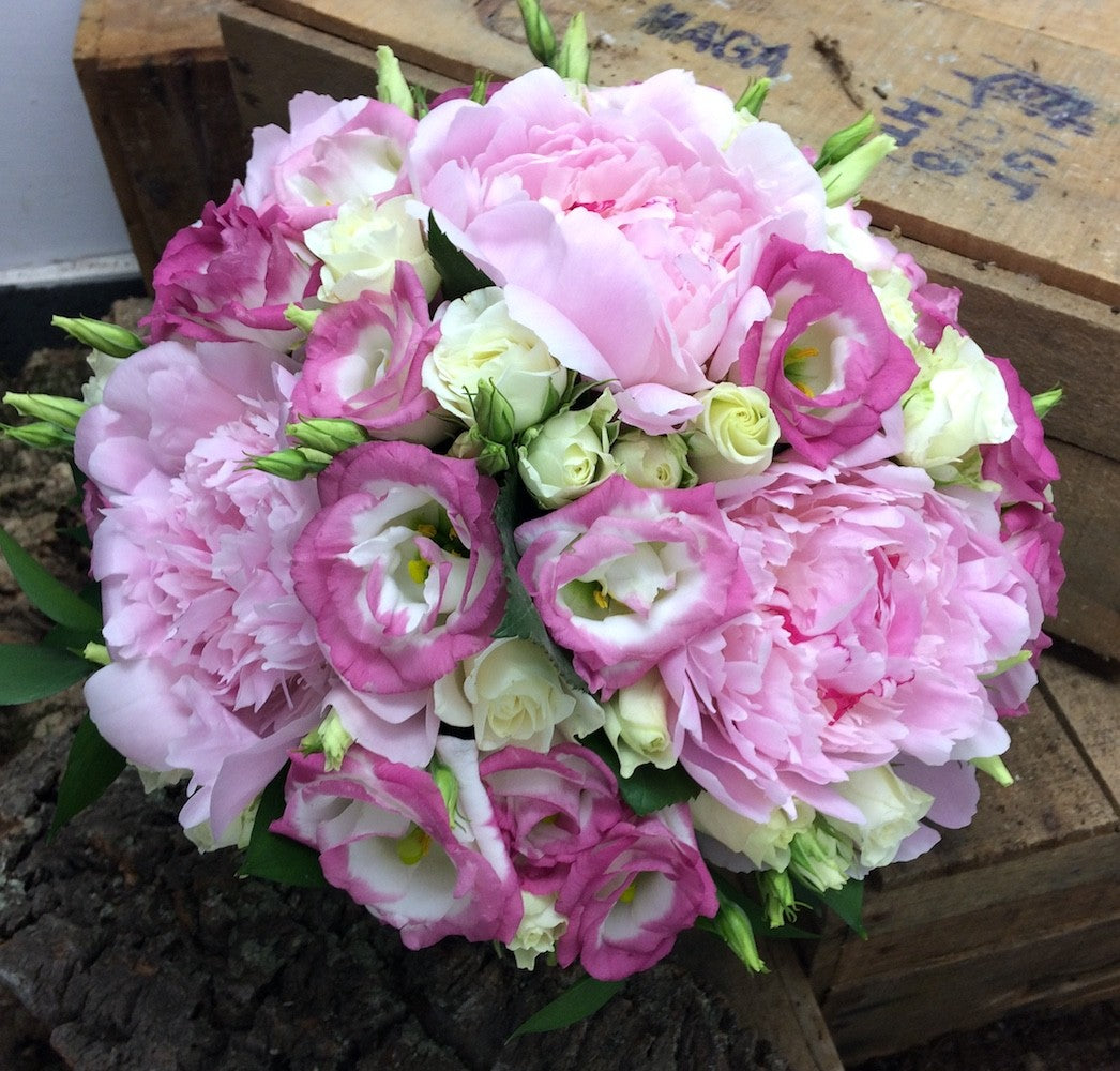 Buchet mireasa bujori si lisianthus, livrare Bucuresti, pret atractiv