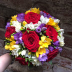 Buchet cununie colorat frezii si trandafiri