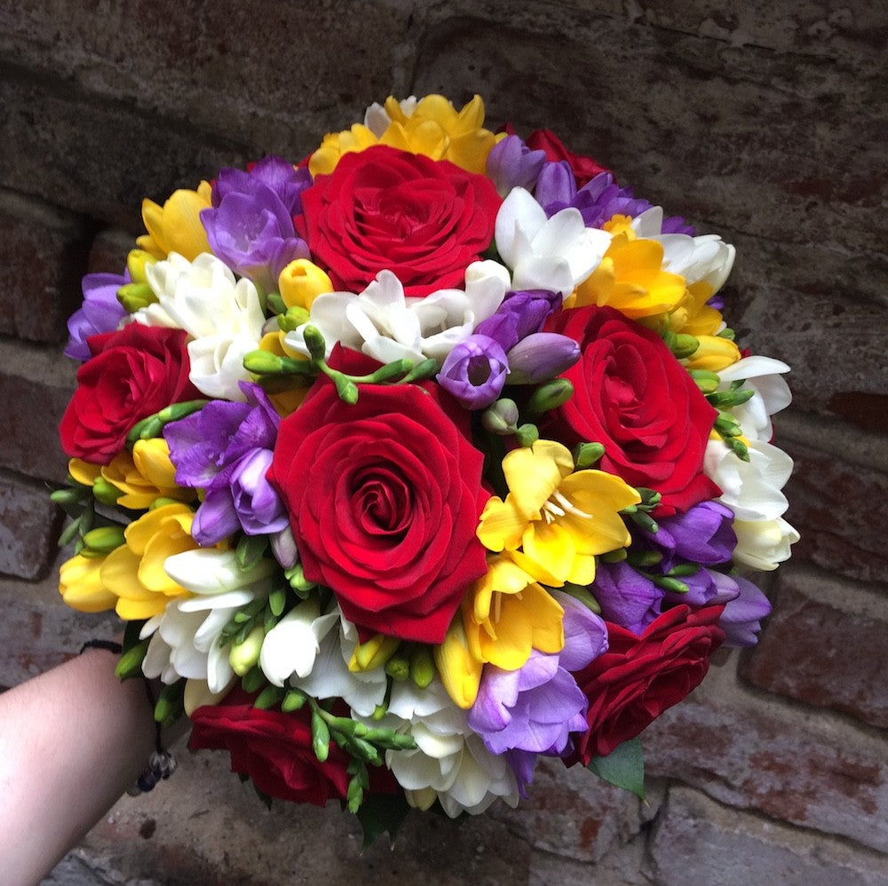 Buchet cununie colorat frezii si trandafiri