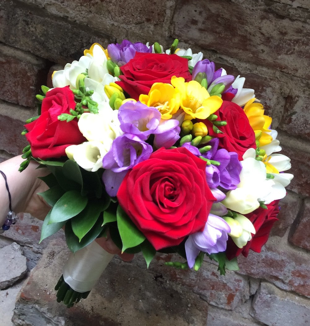 Buchet cununie colorat frezii si trandafiri