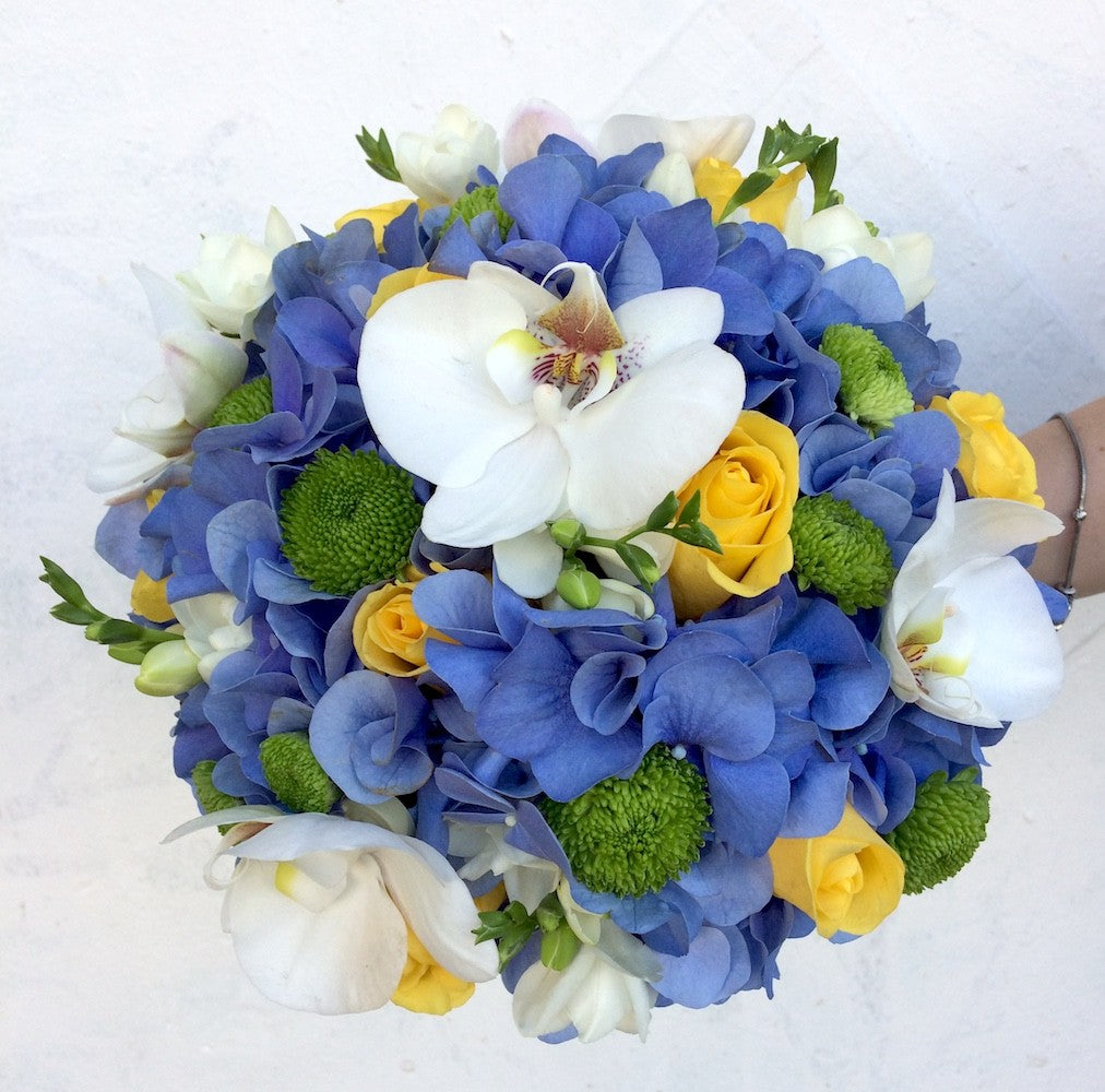 Buchet cununie hortensie albastra, frezii si orhidee