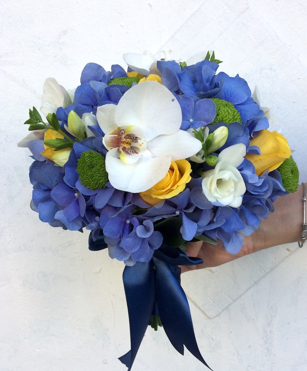 Buchet cununie hortensie albastra, frezii si orhidee