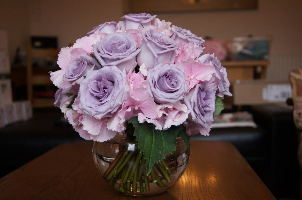 Aranjament floral din hortensie roz si trandafiri mov