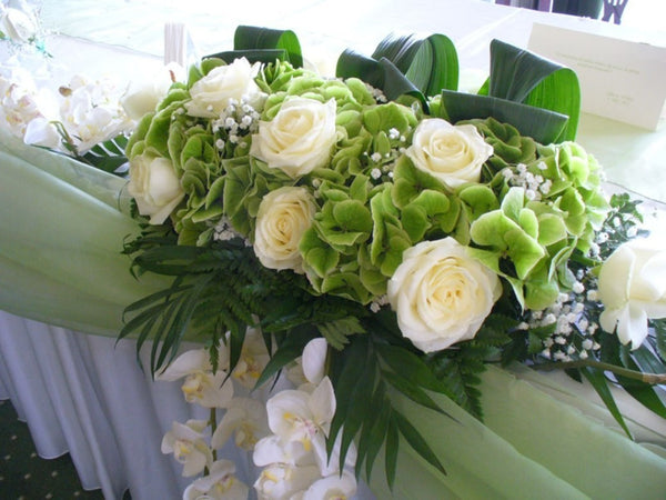 Aranjament de prezidiu cu hortensie verde, trandafiri albi si orhidee phalaenopsis