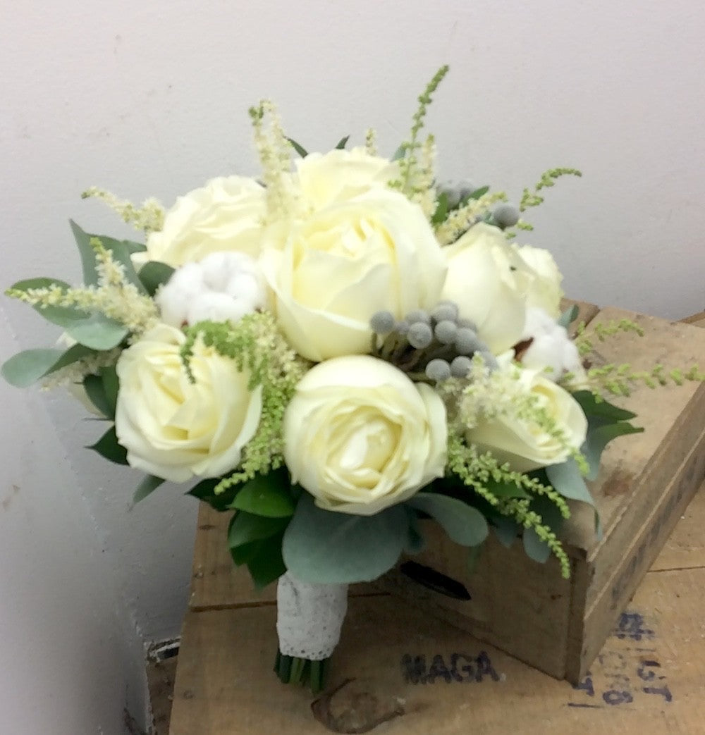 Buchet mireasa trandafiri ivoire si suculente