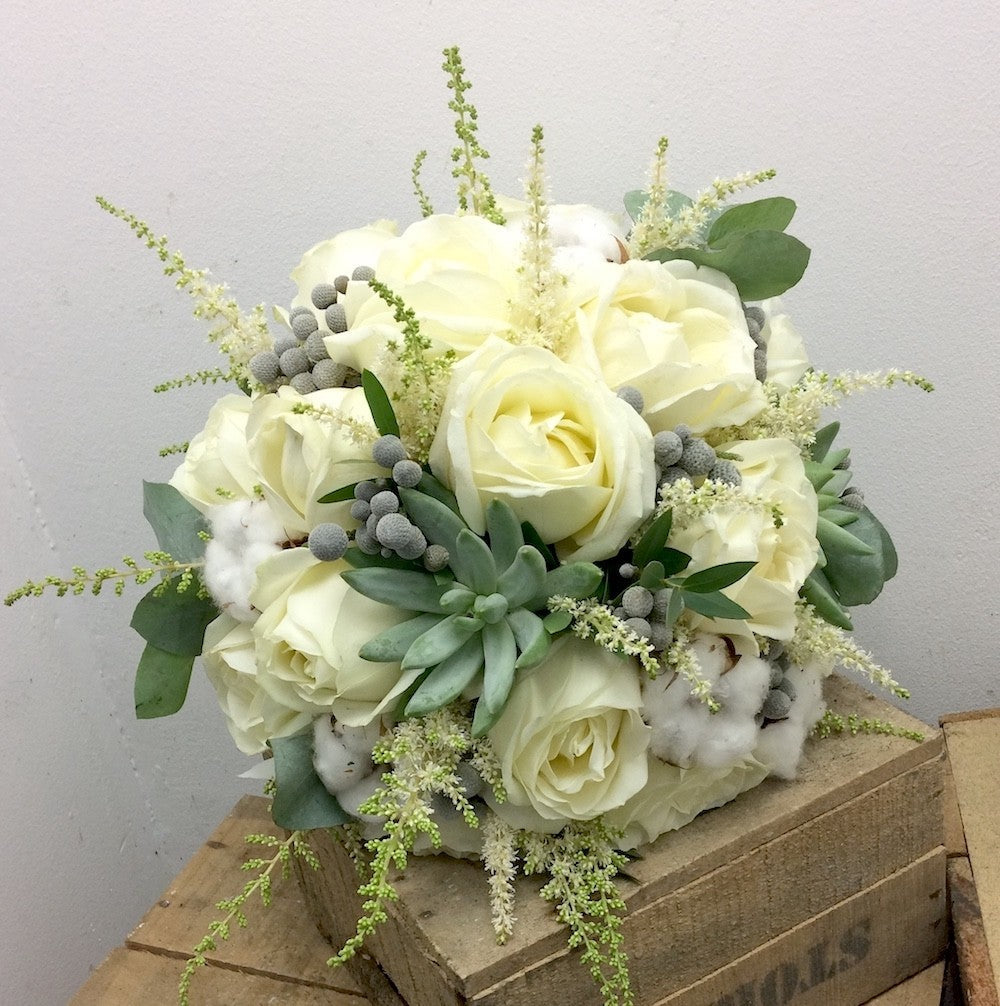 Buchet mireasa trandafiri ivoire si suculente