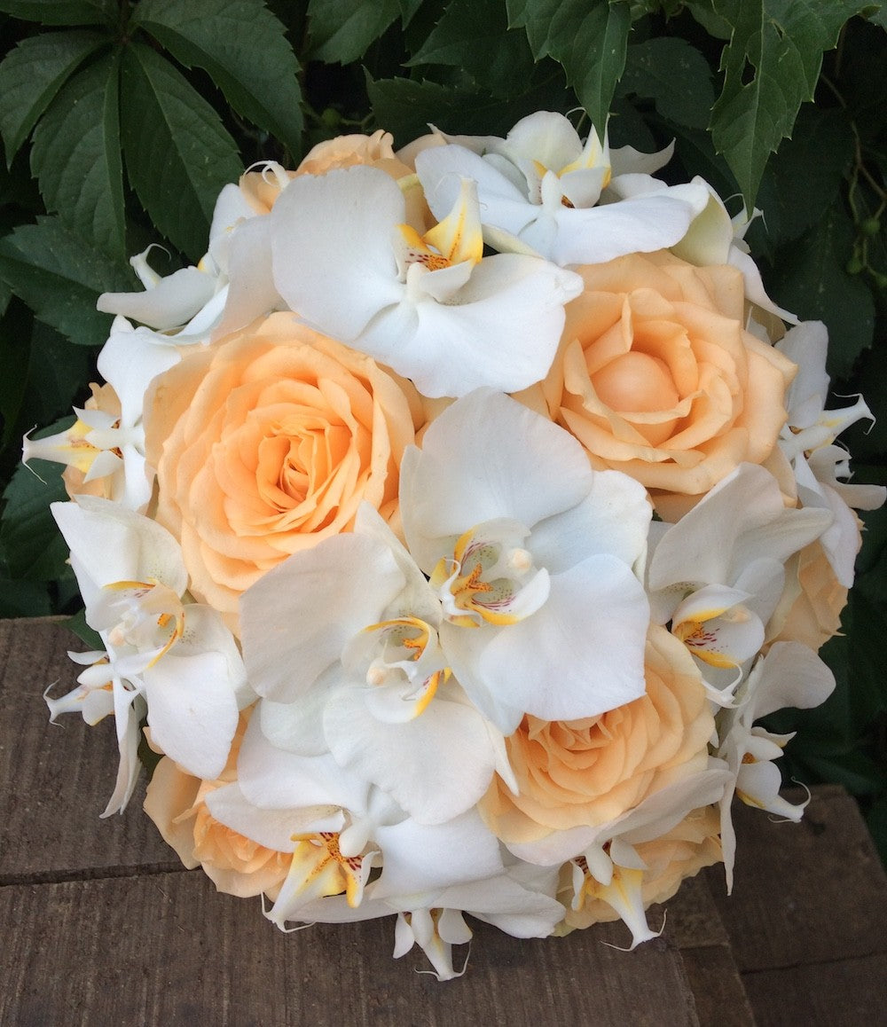 Buchet cununie civila trandafiri peach si orhidee phalaenopsis, pret atractiv
