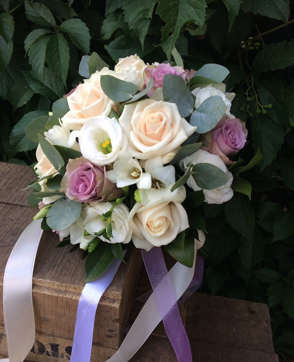 Buchet mireasa elegant trandafiri crem si mov, pret atractiv, livrare Bucuresti