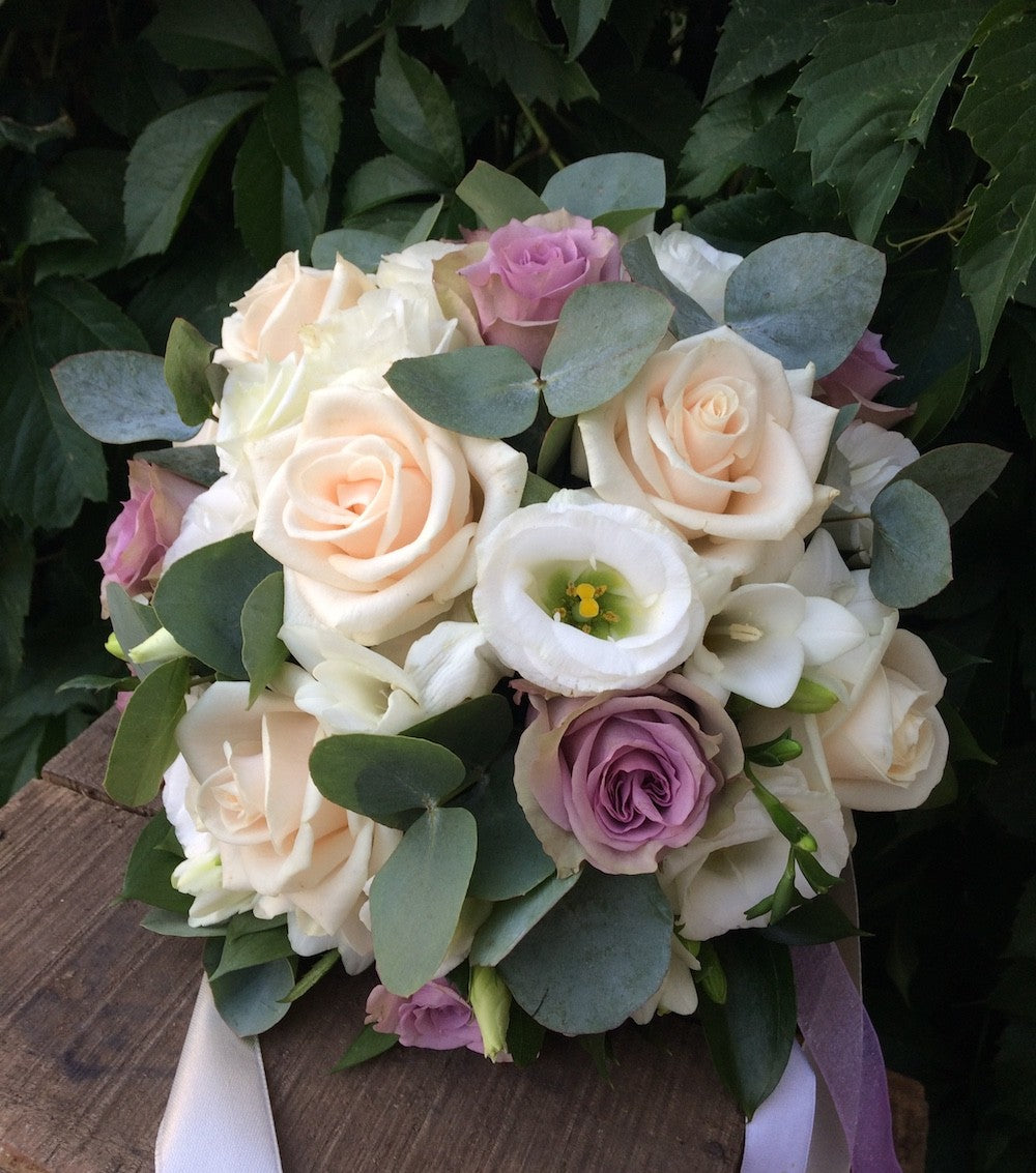 Buchet mireasa elegant trandafiri crem si mov, pret atractiv, livrare Bucuresti