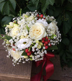 Buchet mireasa alb frezii si hypericum