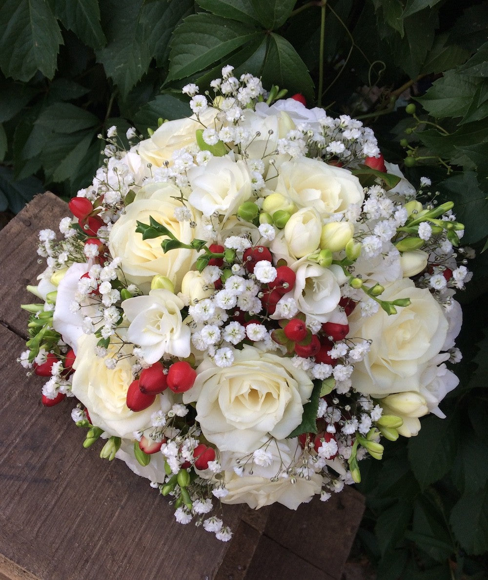 Buchet mireasa alb frezii si hypericum